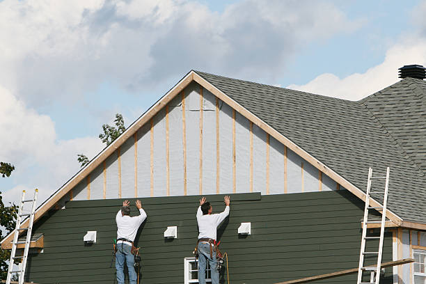 Professional Vinyl Siding technician working in Highland, IL